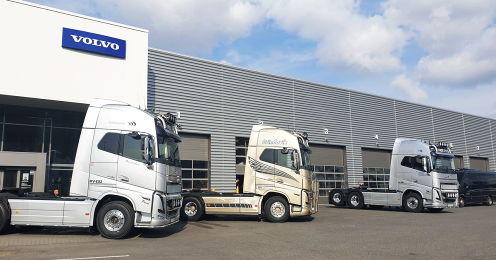 Glæsilegir Volvo FH16 fyrir utan Velti