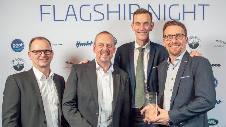 Volvo Penta teymið með verðlaunagripinn!