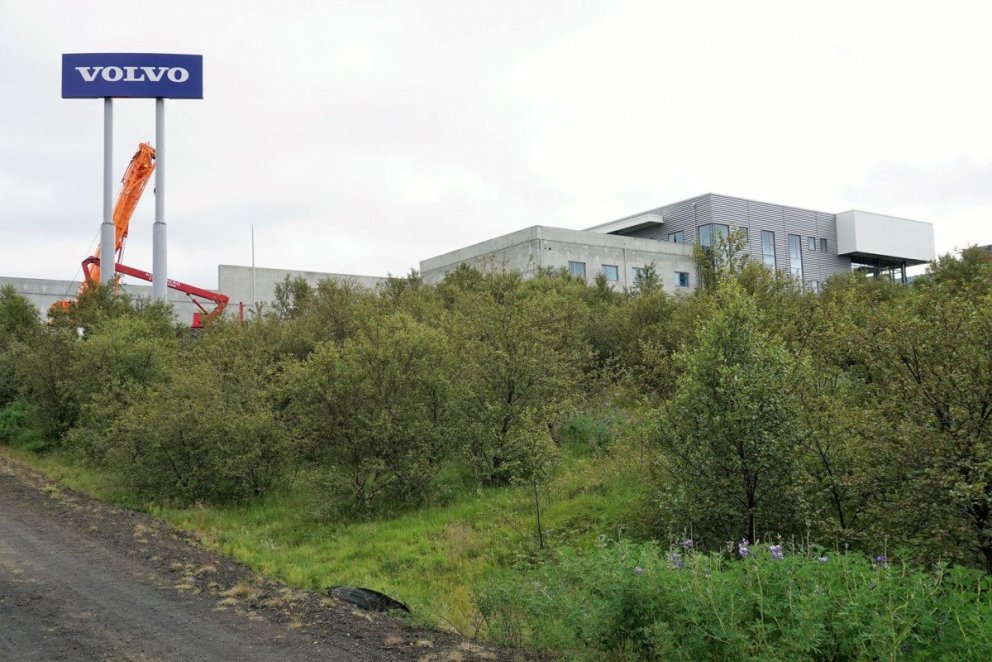 Volvo skiltið tignarlegt við Hádegismóana.