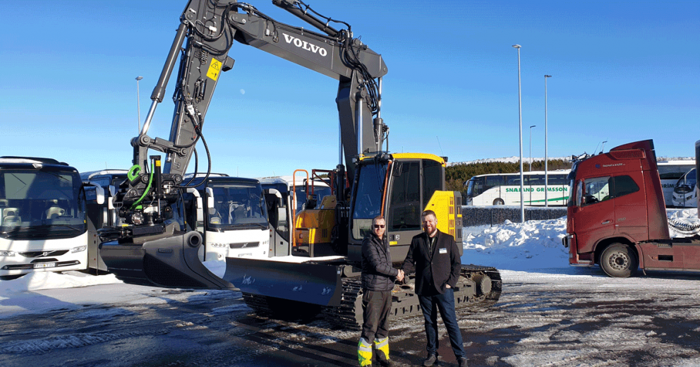 Elvar Harðarson frá Gröfutækni tekur hér við nýju vélinni!