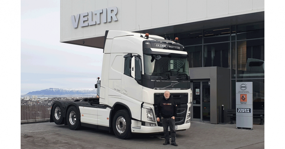 Jóhannes Þór Hilmarsson tekur hér við nýja bílnum.