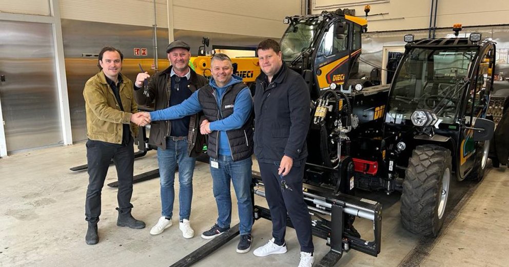 Rögnvaldur, Reynir og Atli frá Steypustöðinni taka hér við lyfturunum frá Jóhanni Rúnari hjá Velti.